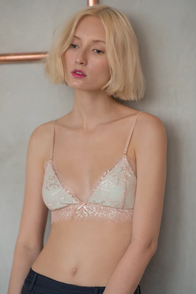 Certainly! Heres an optimized title for the e-commerce product:

Alexis Halter-Style Convertible Padded Bralette - Adjustable Comfort Fit

This title includes specific features and benefits of the product, which can help attract potential buyers.