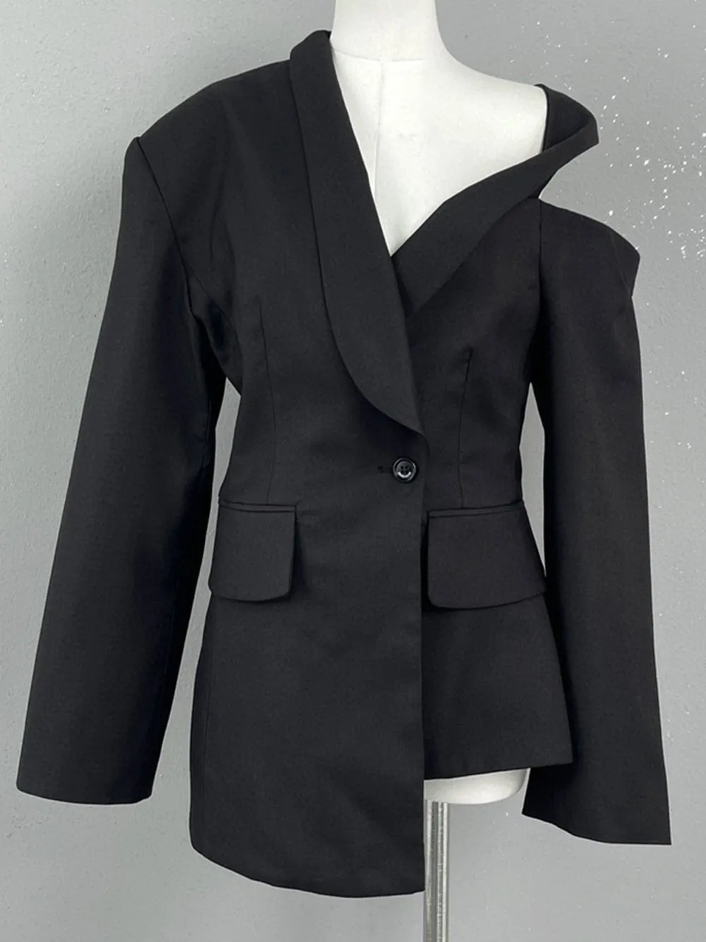 DEIDE Asymmetric Blazer in Blazk